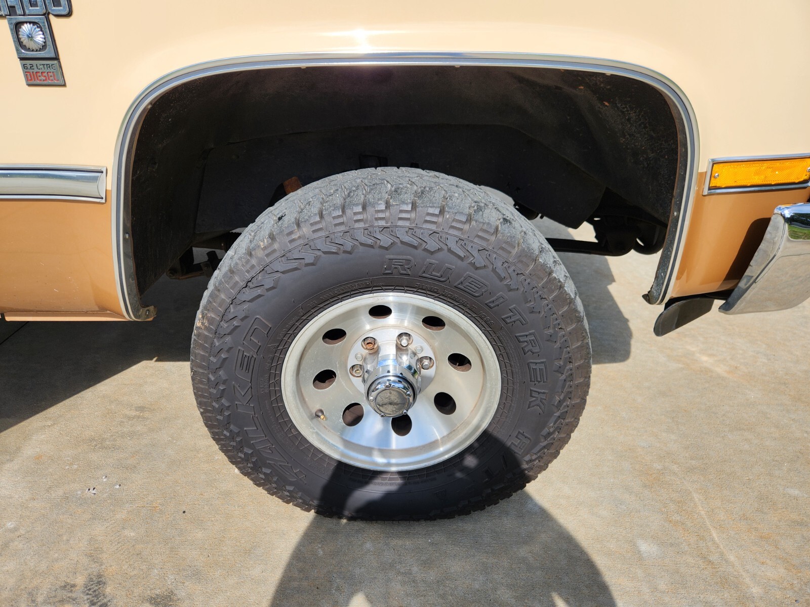 Chevrolet-Suburban-1988-SUV-23