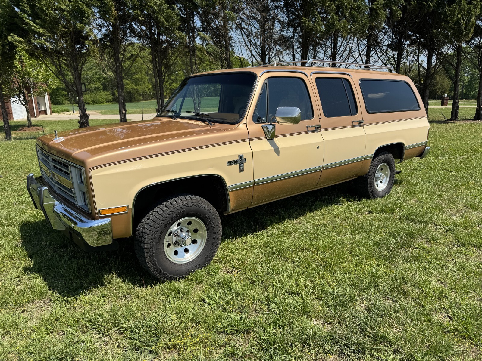 Chevrolet-Suburban-1988-SUV-3
