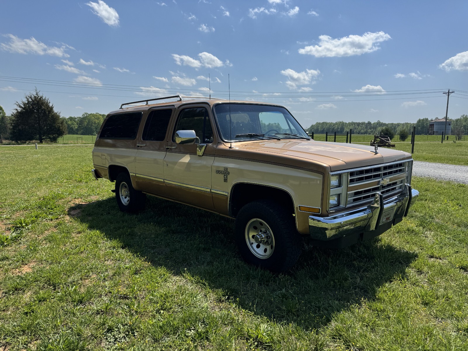 Chevrolet-Suburban-1988-SUV-4