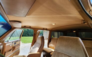 Chevrolet-Suburban-1988-SUV-9