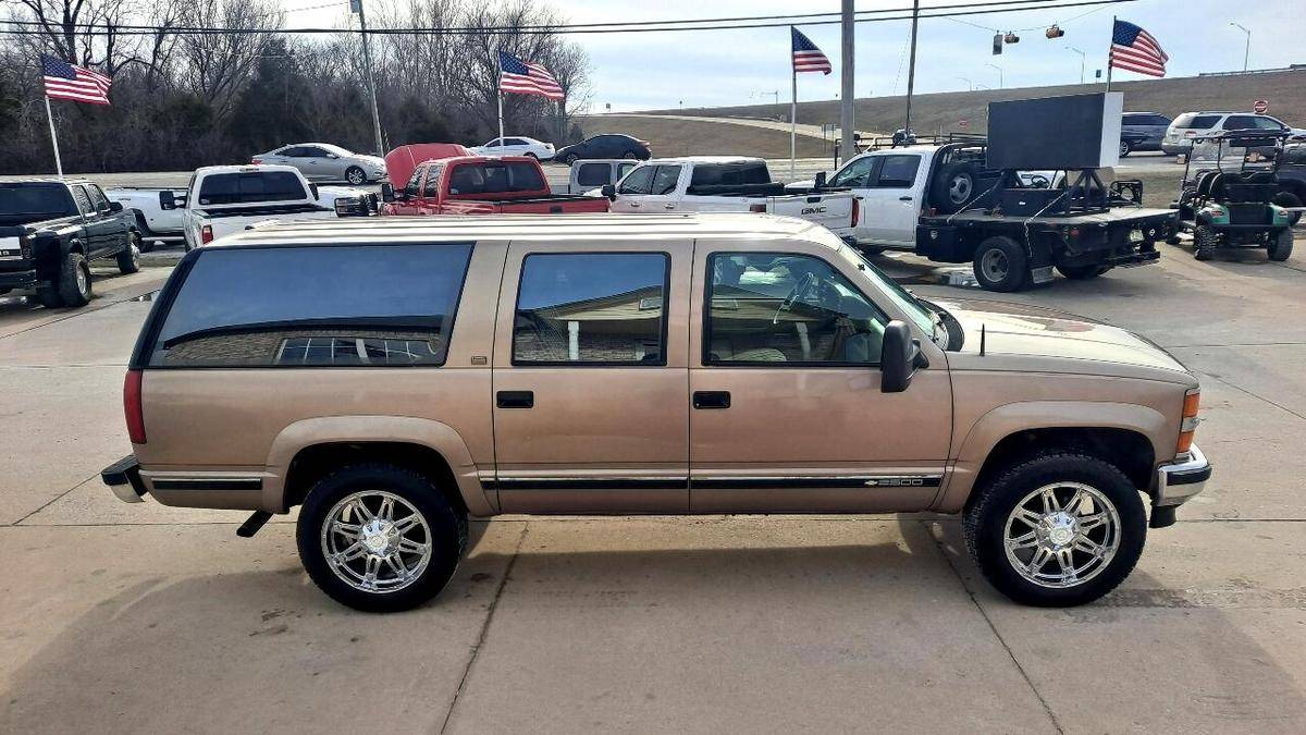 Chevrolet Suburban  1994 brown
