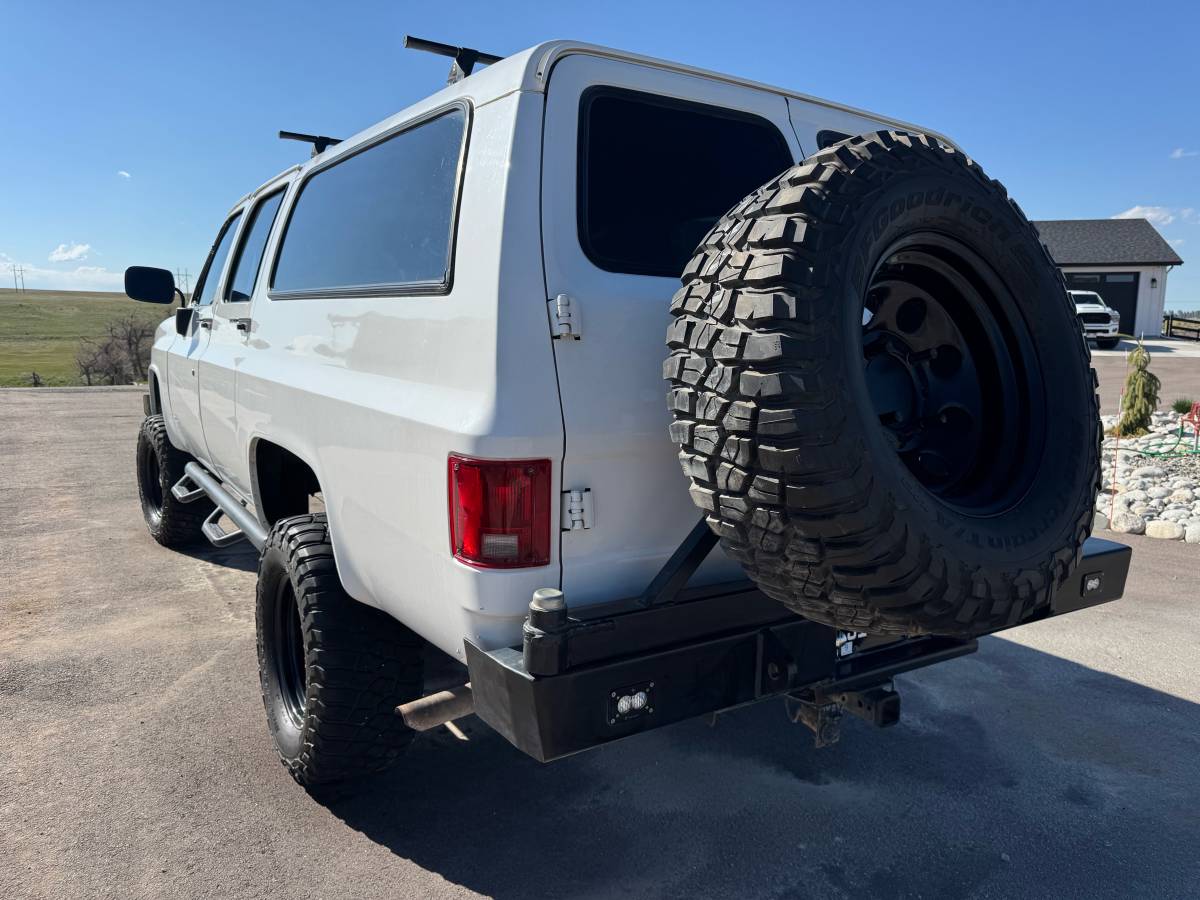 Chevrolet-Suburban-2500-1991-white-1
