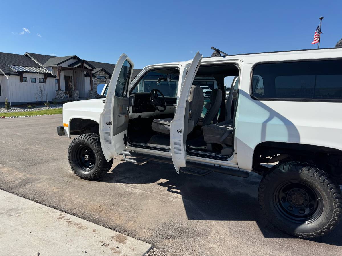 Chevrolet-Suburban-2500-1991-white-11
