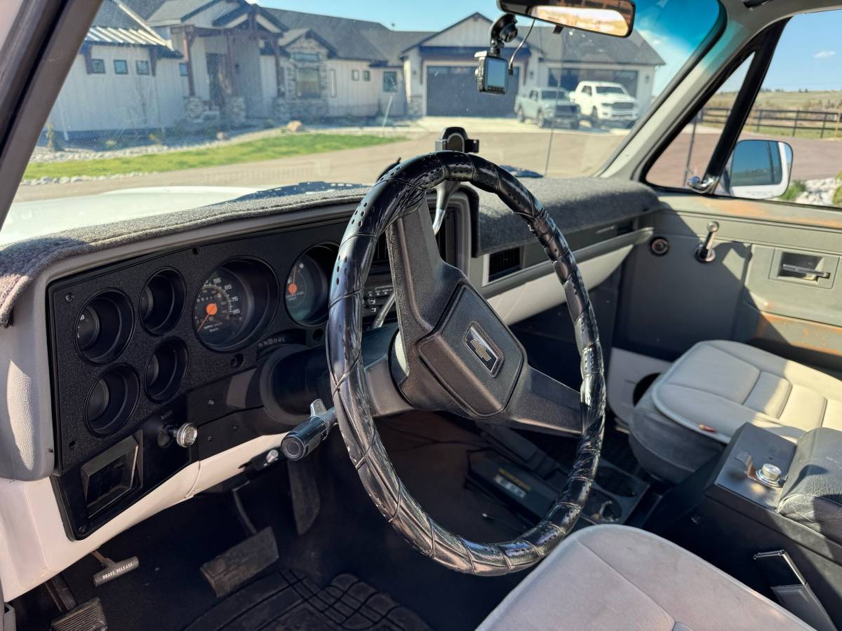Chevrolet-Suburban-2500-1991-white-12