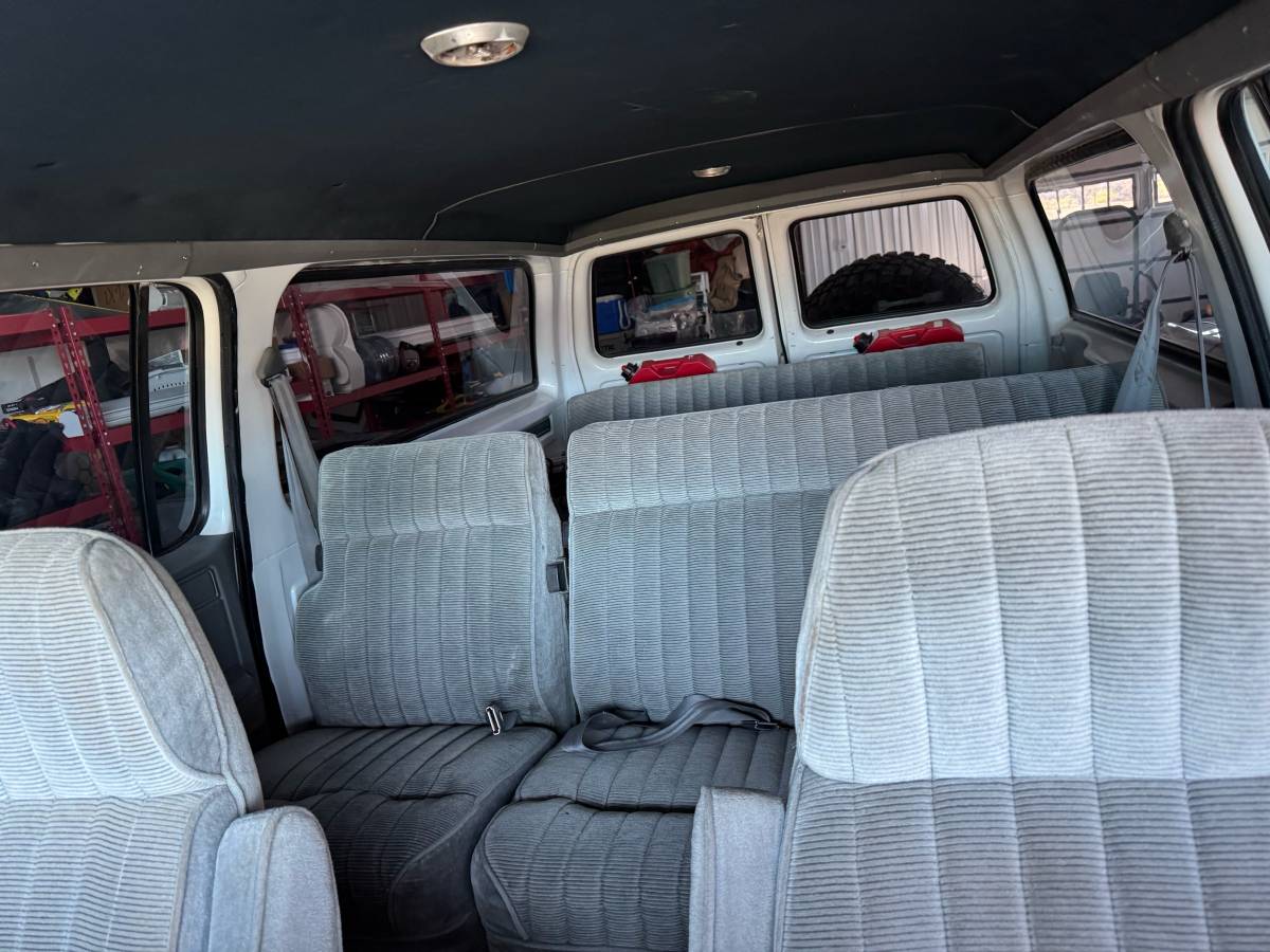 Chevrolet-Suburban-2500-1991-white-13