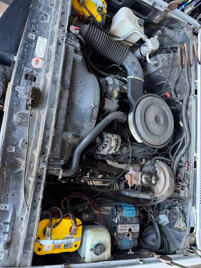 Chevrolet-Suburban-2500-1991-white-14