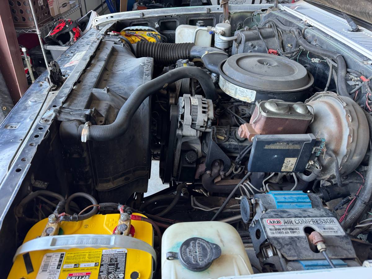 Chevrolet-Suburban-2500-1991-white-15
