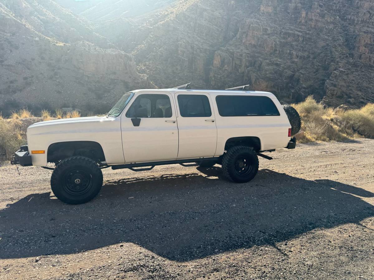 Chevrolet-Suburban-2500-1991-white-16