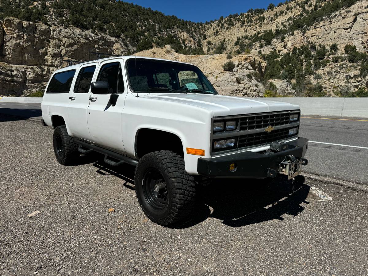 Chevrolet-Suburban-2500-1991-white-17