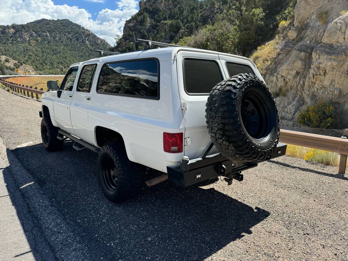 Chevrolet-Suburban-2500-1991-white-18