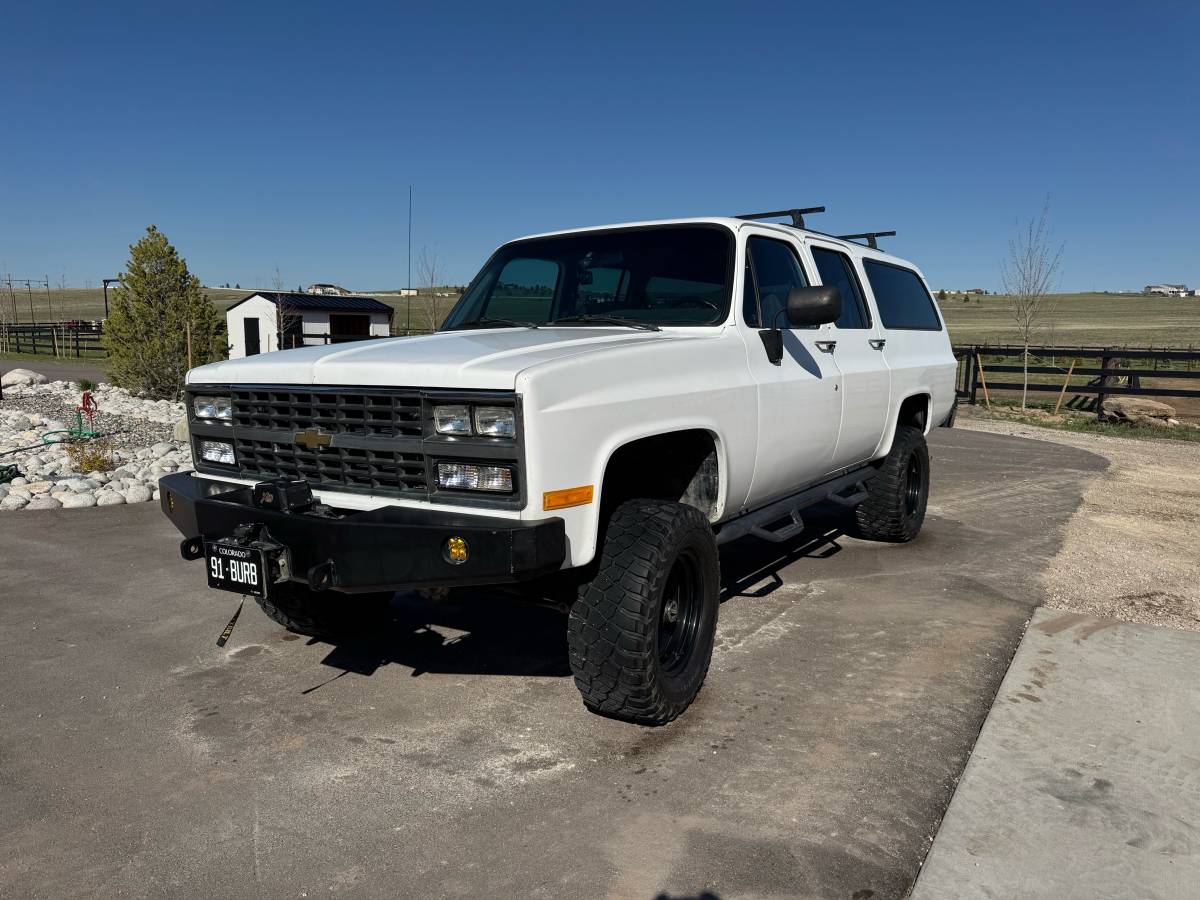 Chevrolet-Suburban-2500-1991-white-19