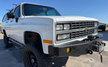 Chevrolet-Suburban-2500-1991-white-2