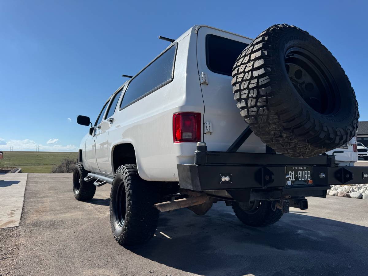 Chevrolet-Suburban-2500-1991-white-20