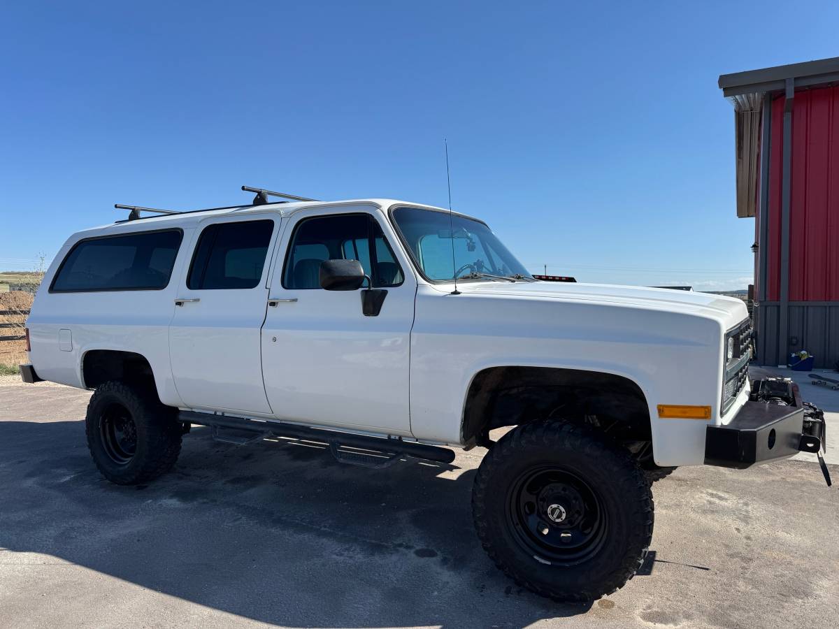 Chevrolet-Suburban-2500-1991-white-3