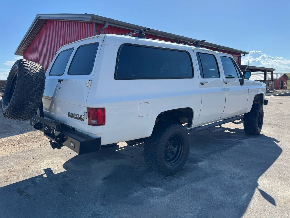 Chevrolet-Suburban-2500-1991-white-4