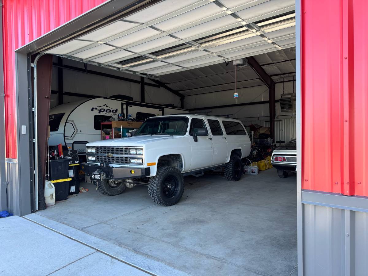 Chevrolet-Suburban-2500-1991-white-5