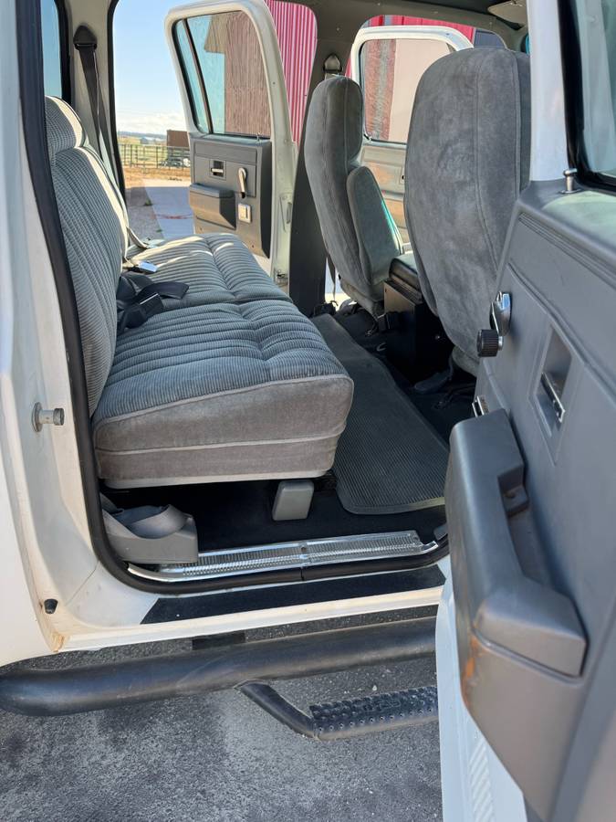 Chevrolet-Suburban-2500-1991-white-7