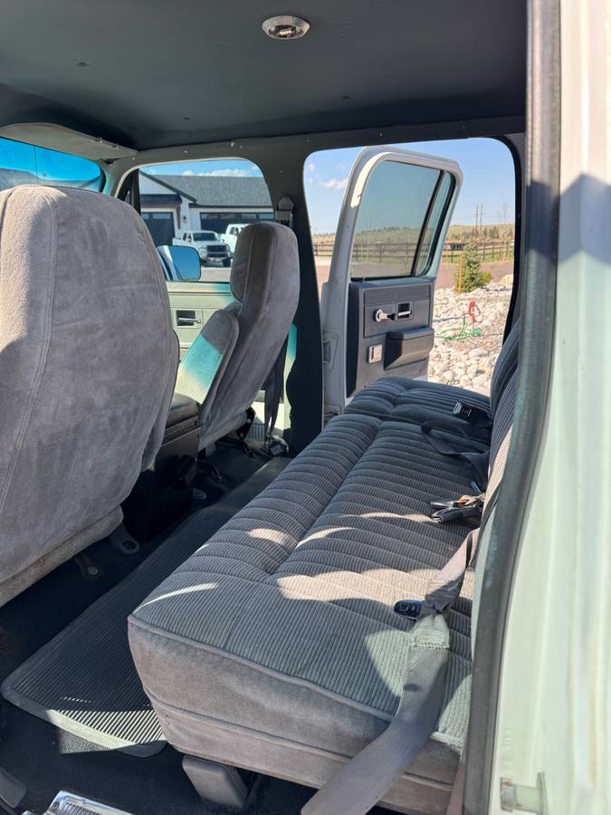 Chevrolet-Suburban-2500-1991-white-8