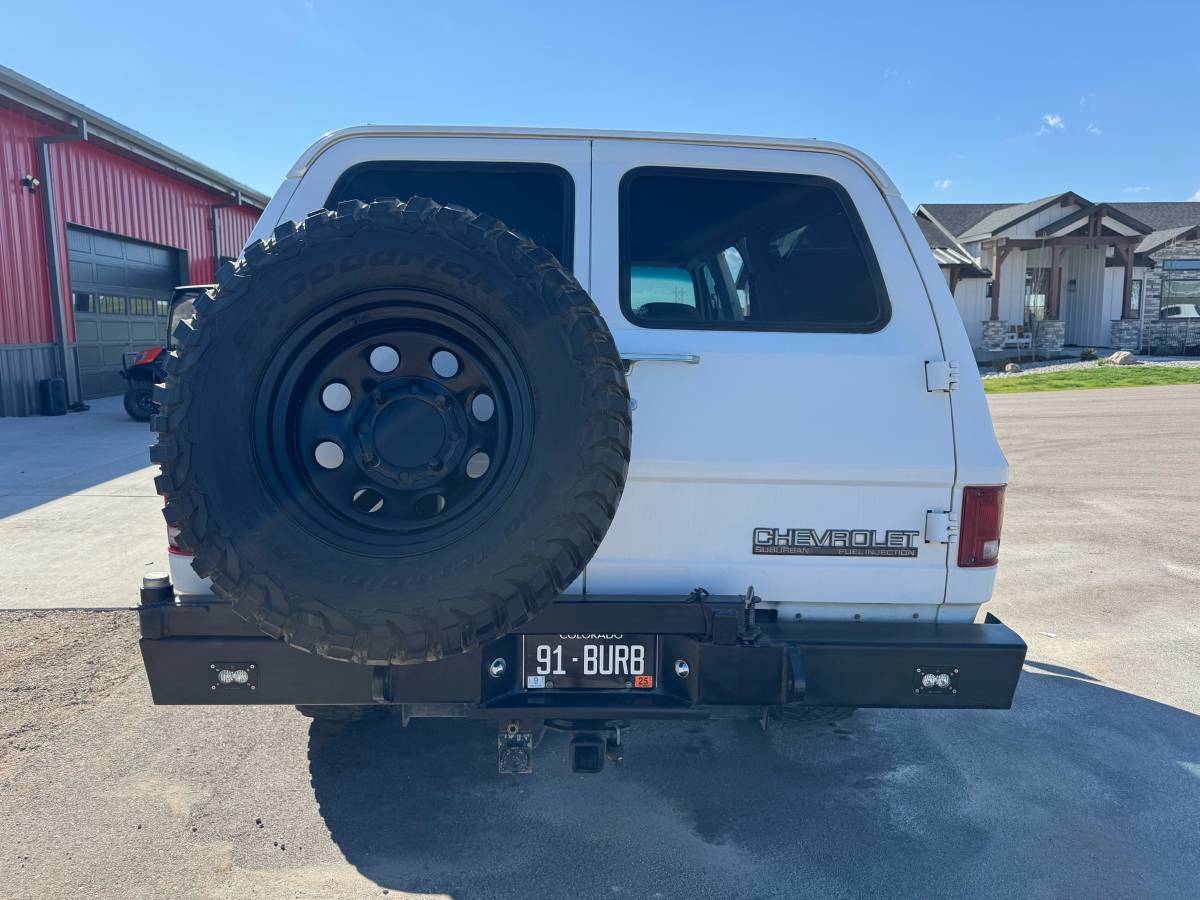 Chevrolet-Suburban-2500-1991-white-9