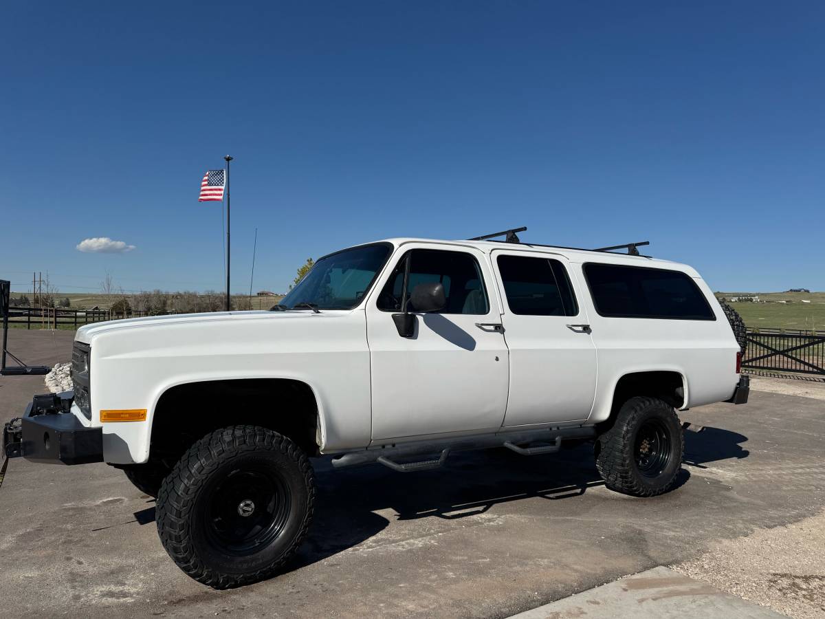 Chevrolet-Suburban-2500-1991-white