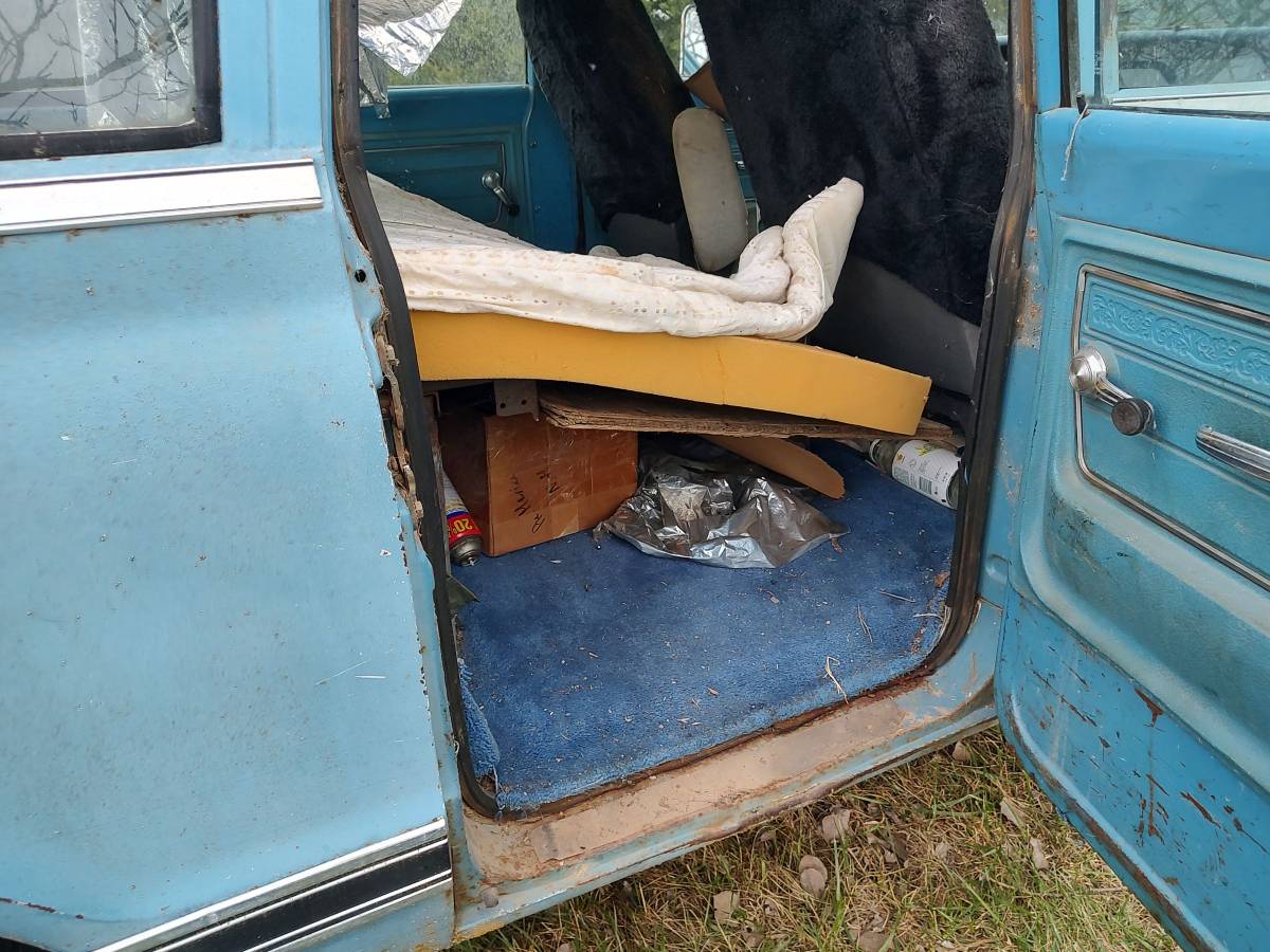 Chevrolet-Suburban-4x4-1972-blue-16