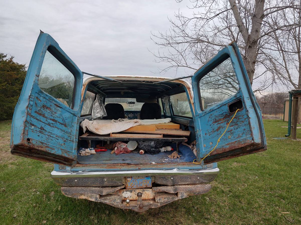 Chevrolet-Suburban-4x4-1972-blue-8