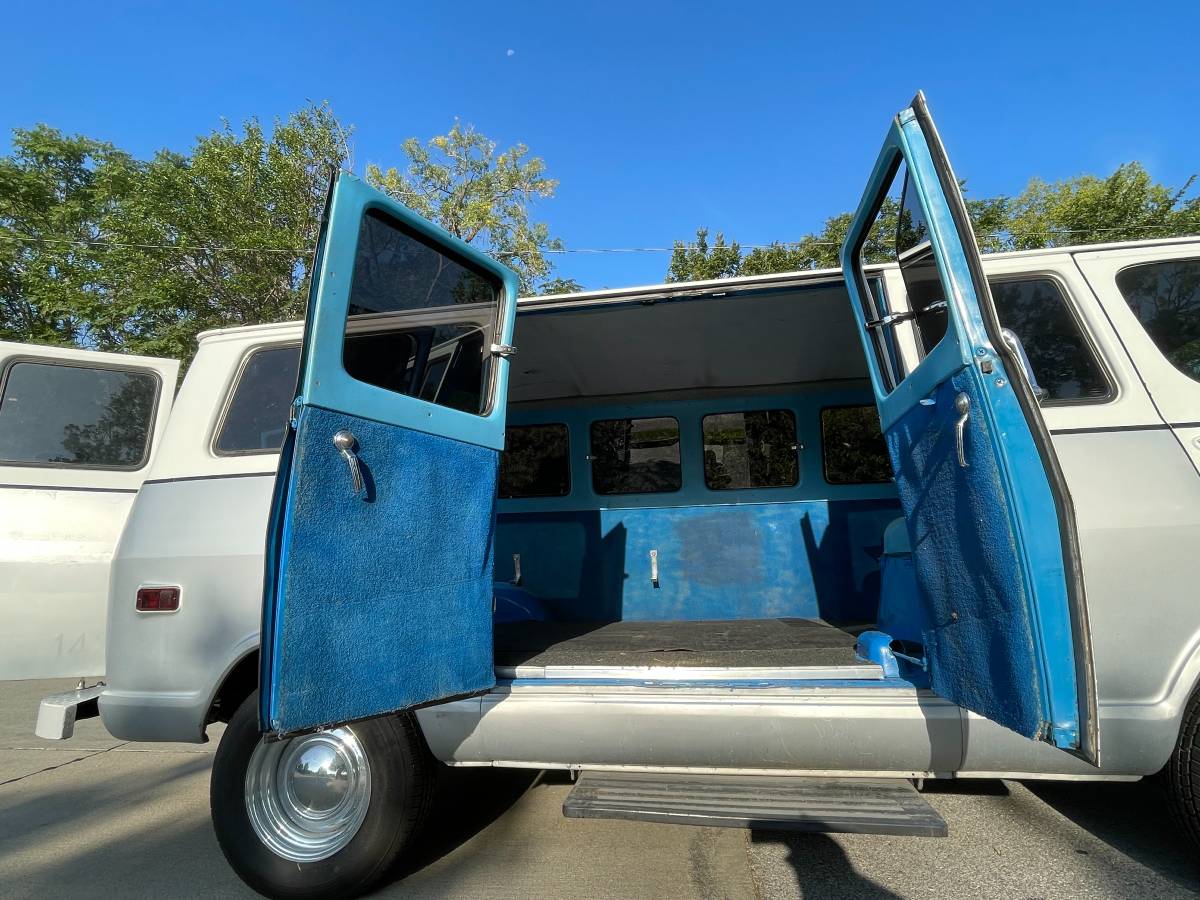 Chevrolet-Van-g-10-1969-silver-1