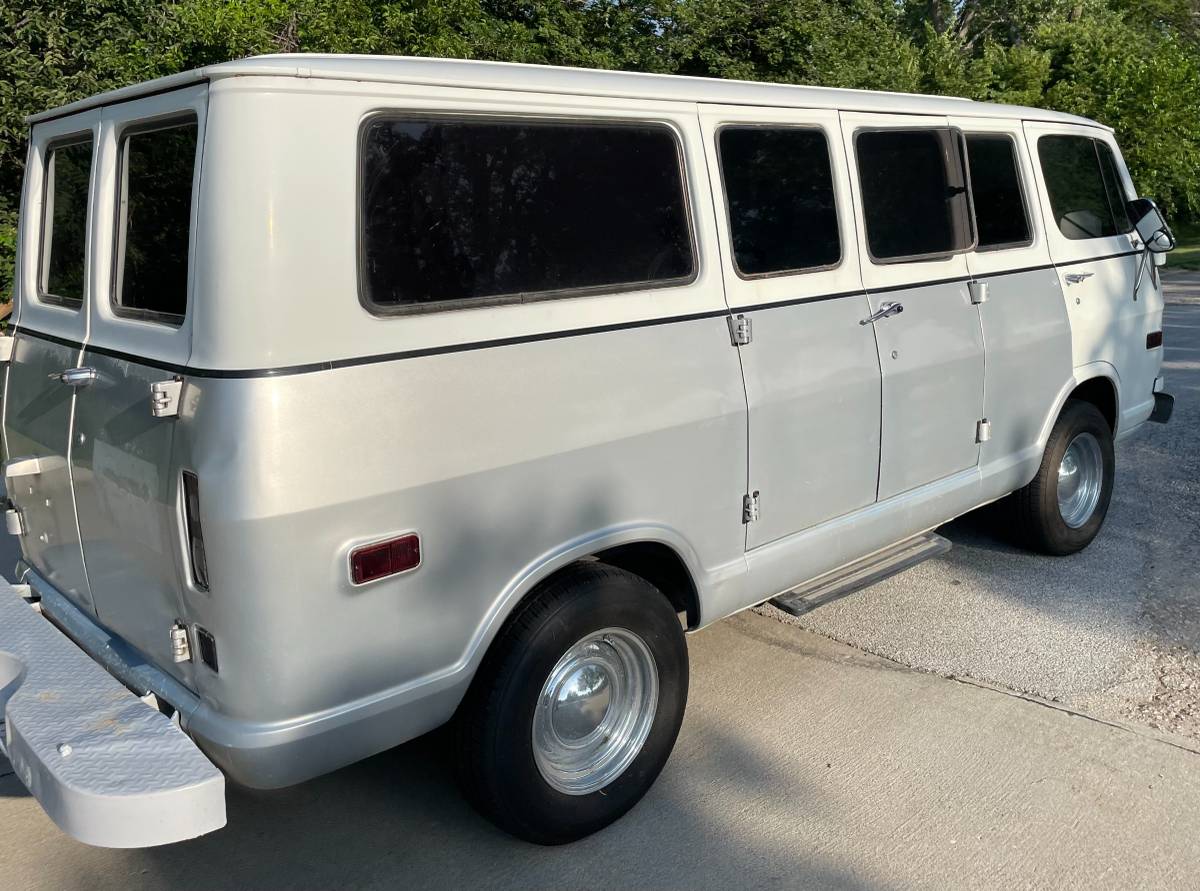 Chevrolet-Van-g-10-1969-silver-12