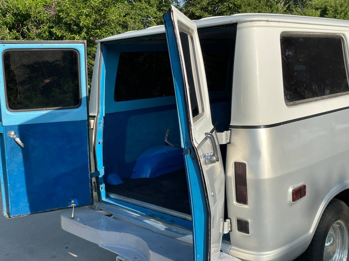 Chevrolet-Van-g-10-1969-silver-2
