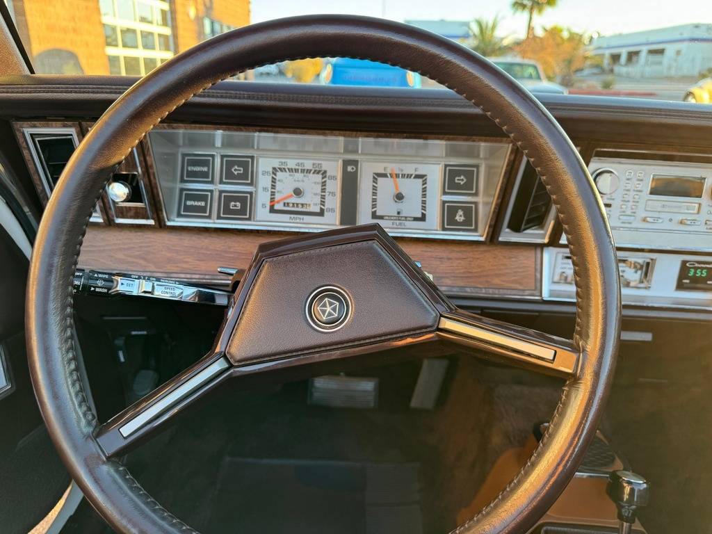 Chrysler-Le-baron-1982-white-13