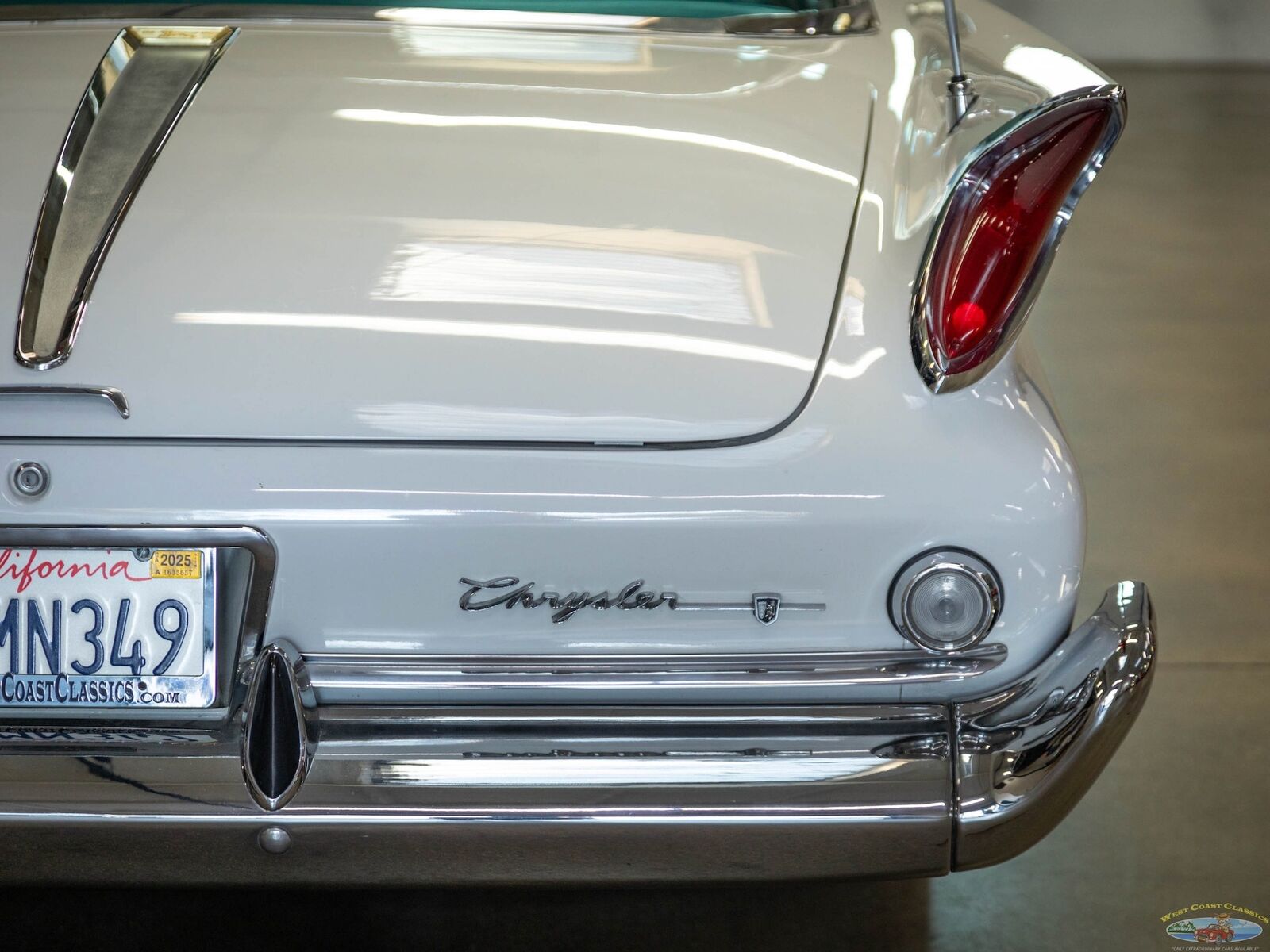 Chrysler-New-Yorker-1960-2-Door-Hardtop-19