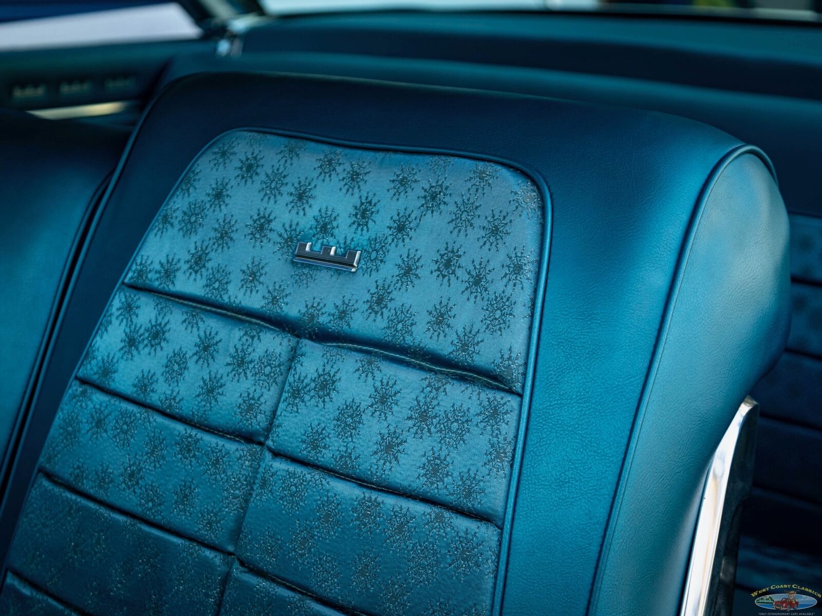 Chrysler-New-Yorker-1960-2-Door-Hardtop-27