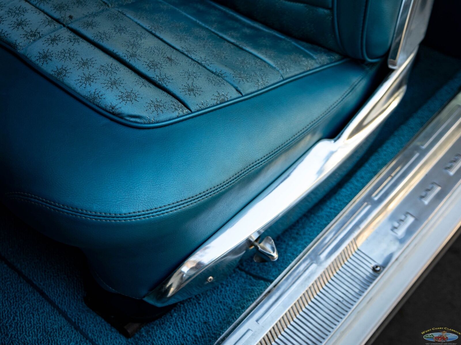 Chrysler-New-Yorker-1960-2-Door-Hardtop-28