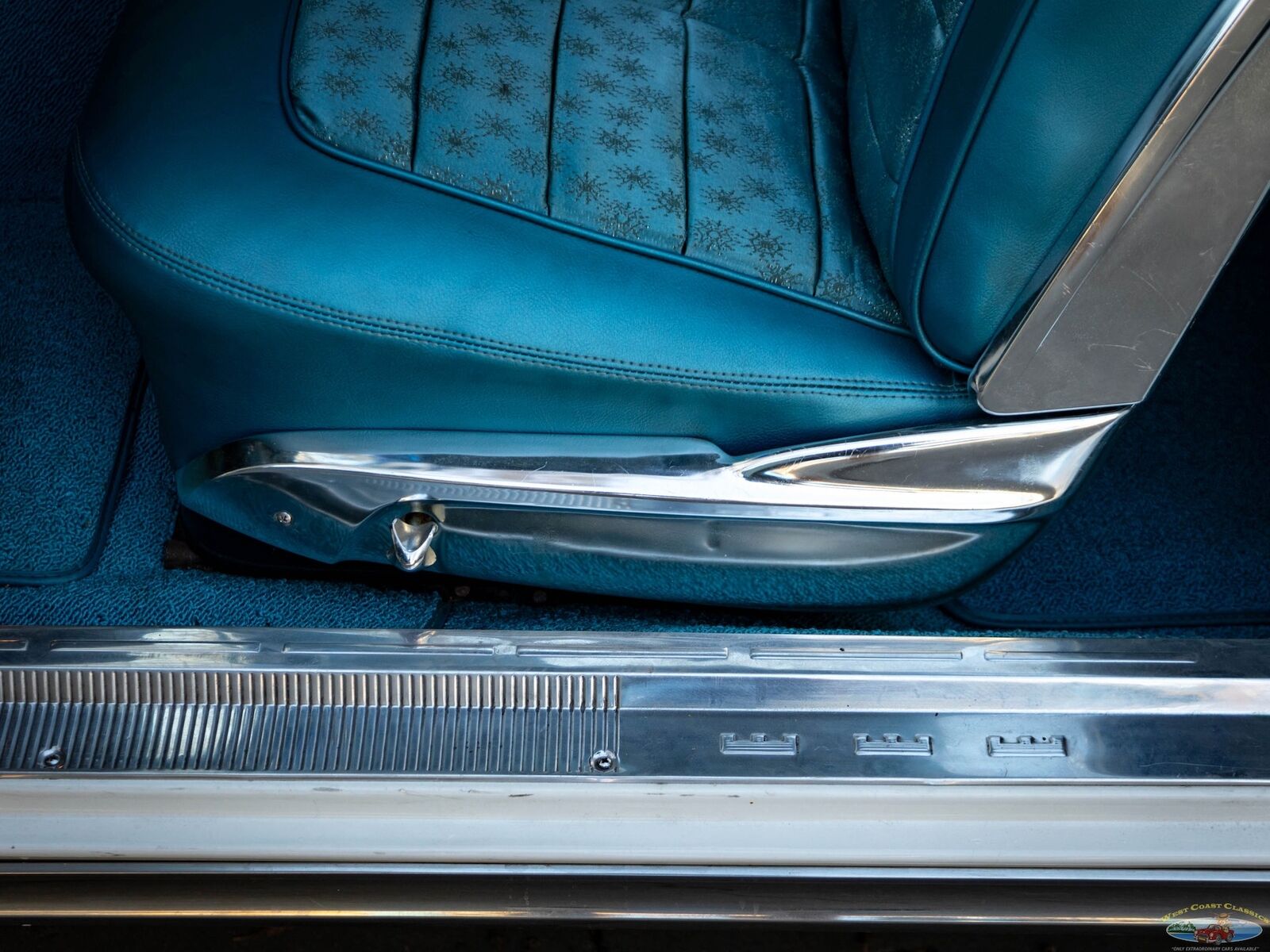 Chrysler-New-Yorker-1960-2-Door-Hardtop-30
