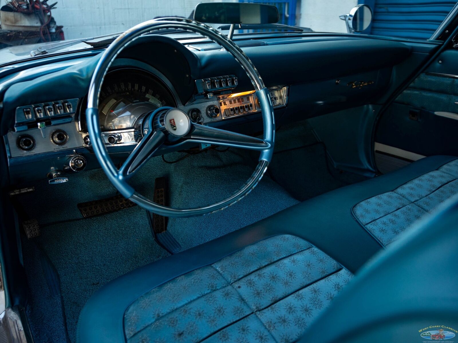 Chrysler-New-Yorker-1960-2-Door-Hardtop-31