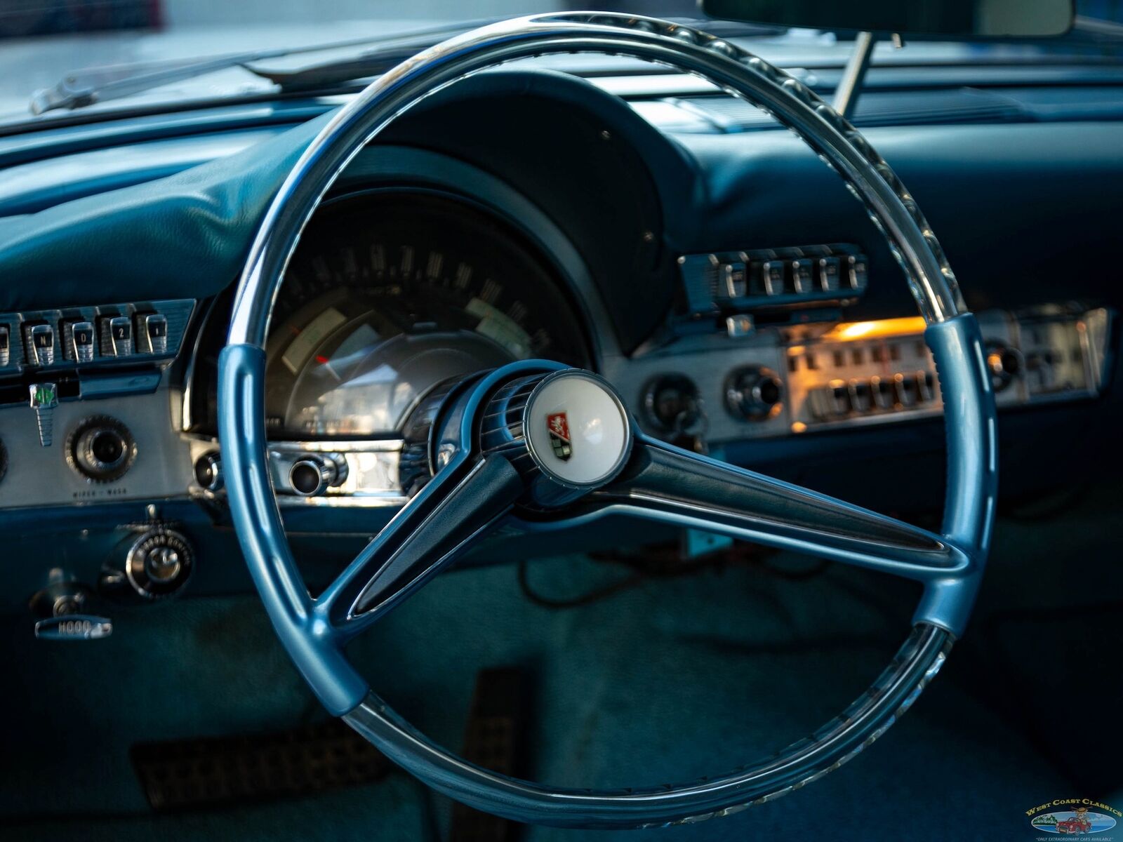 Chrysler-New-Yorker-1960-2-Door-Hardtop-32