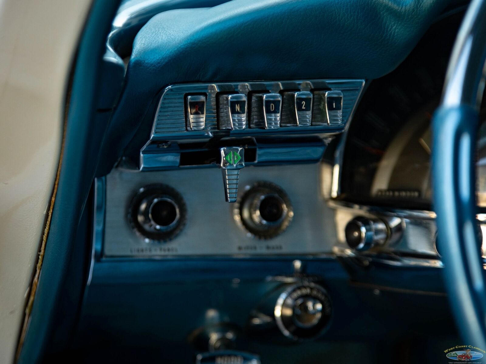 Chrysler-New-Yorker-1960-2-Door-Hardtop-33