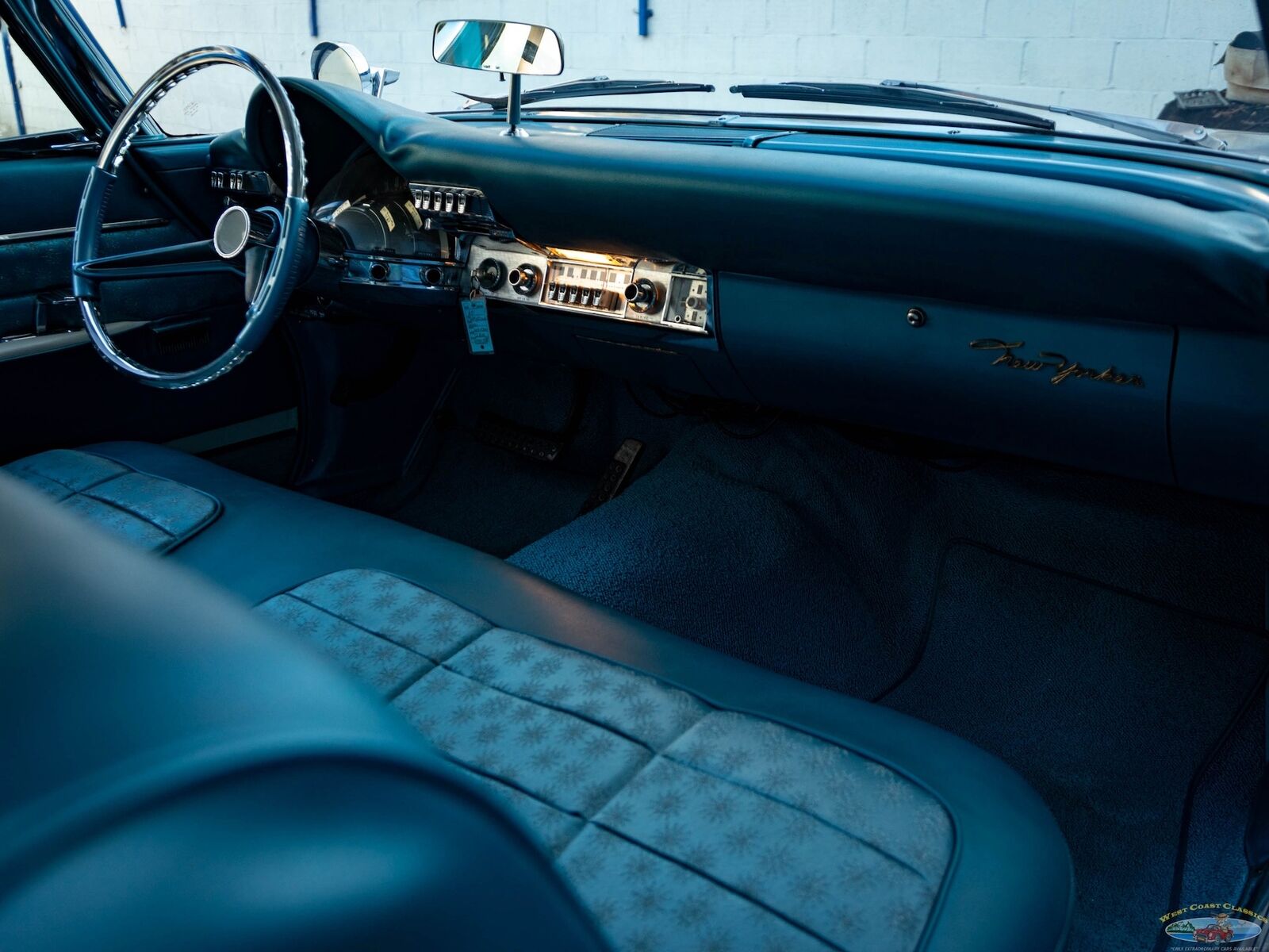 Chrysler-New-Yorker-1960-2-Door-Hardtop-38