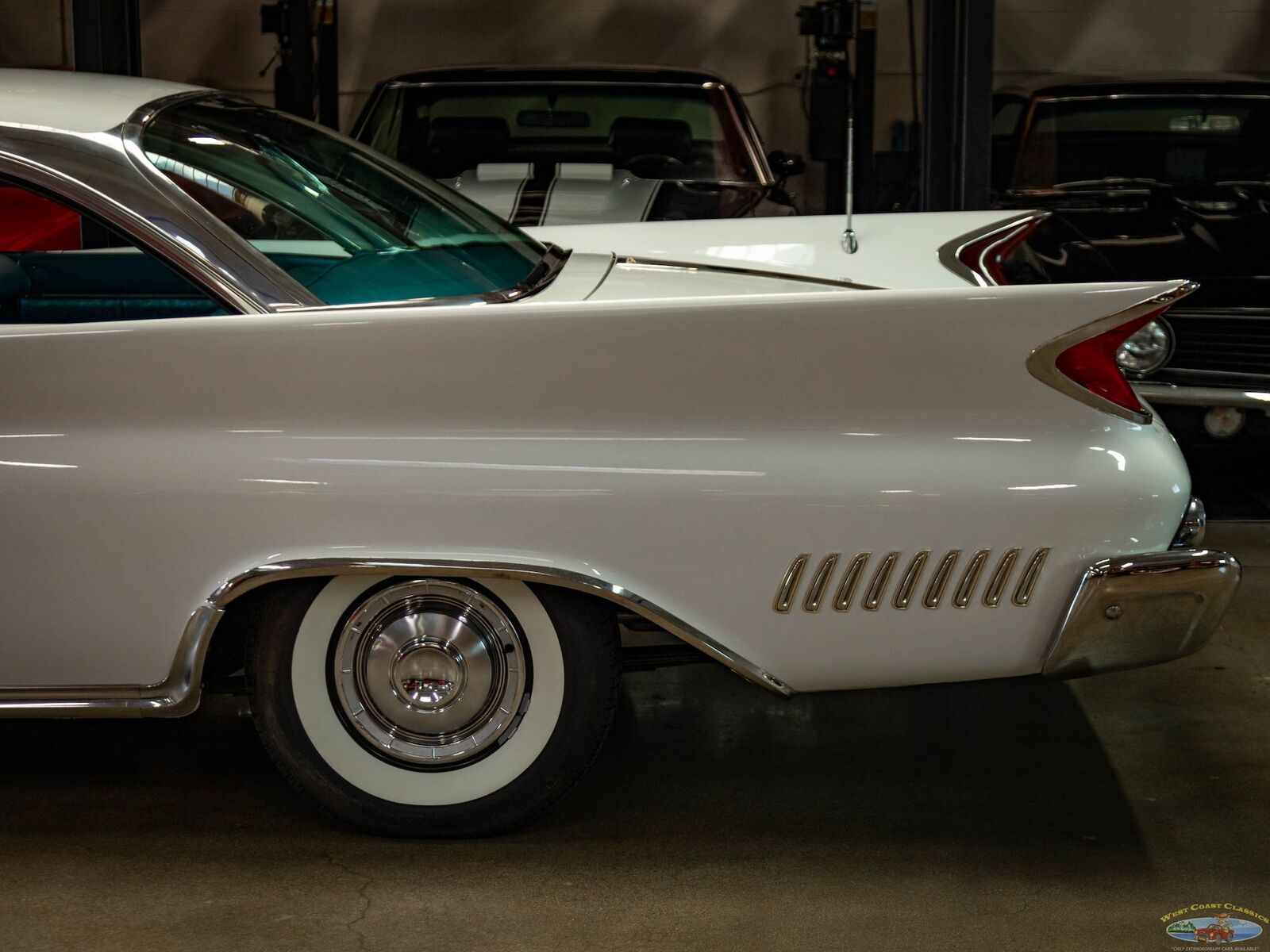 Chrysler-New-Yorker-1960-2-Door-Hardtop-6