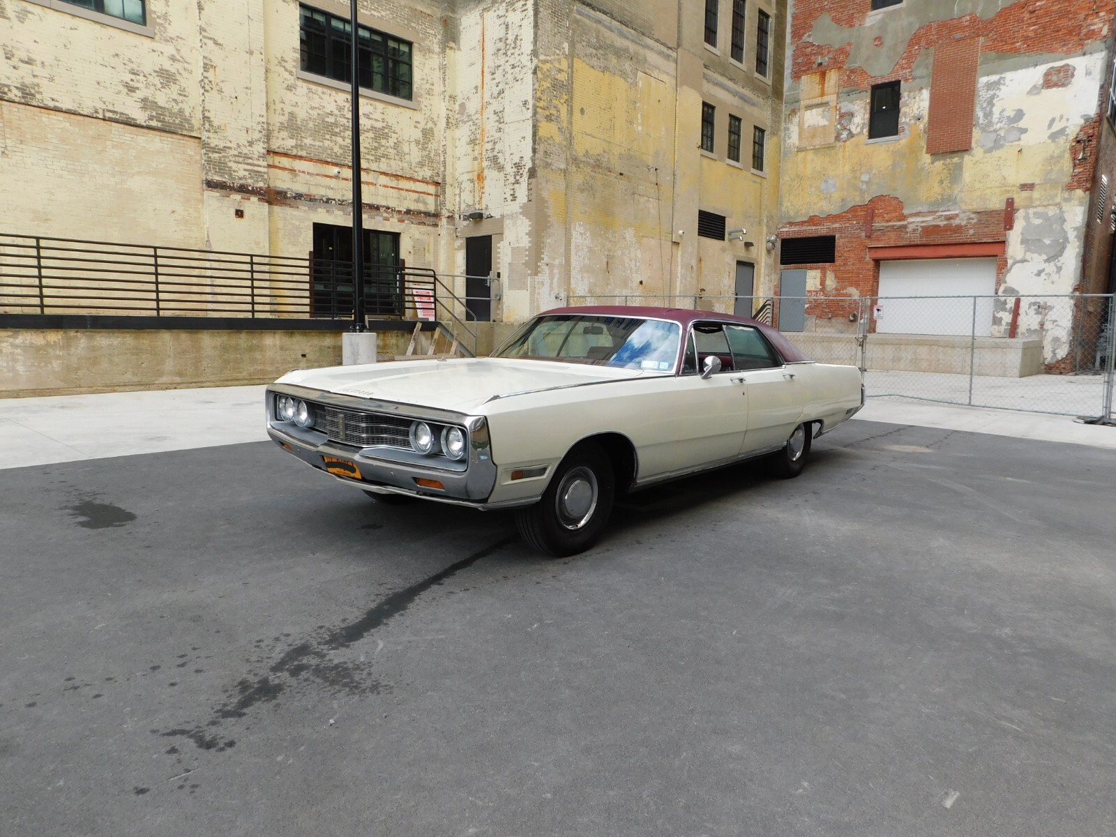 Chrysler-New-Yorker-1969-Sedan-1