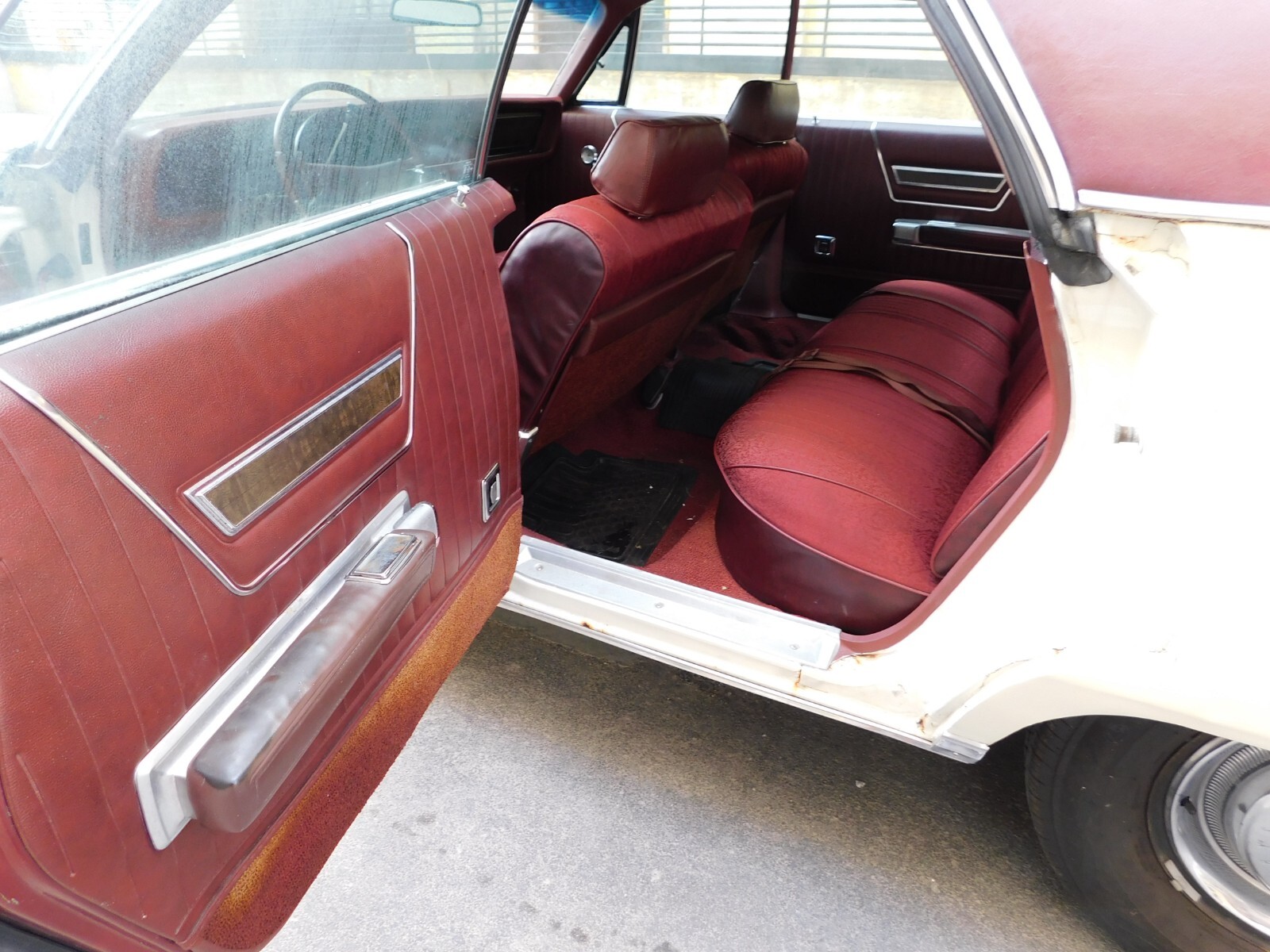 Chrysler-New-Yorker-1969-Sedan-13