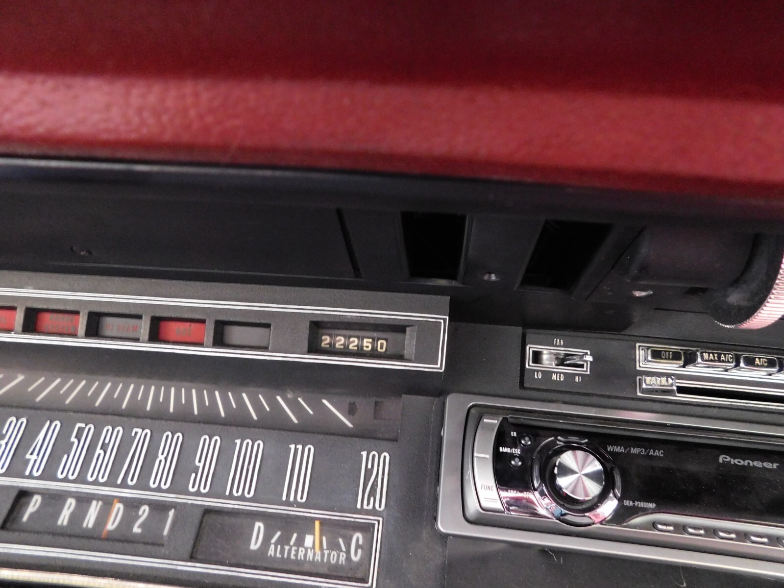 Chrysler-New-Yorker-1969-Sedan-23