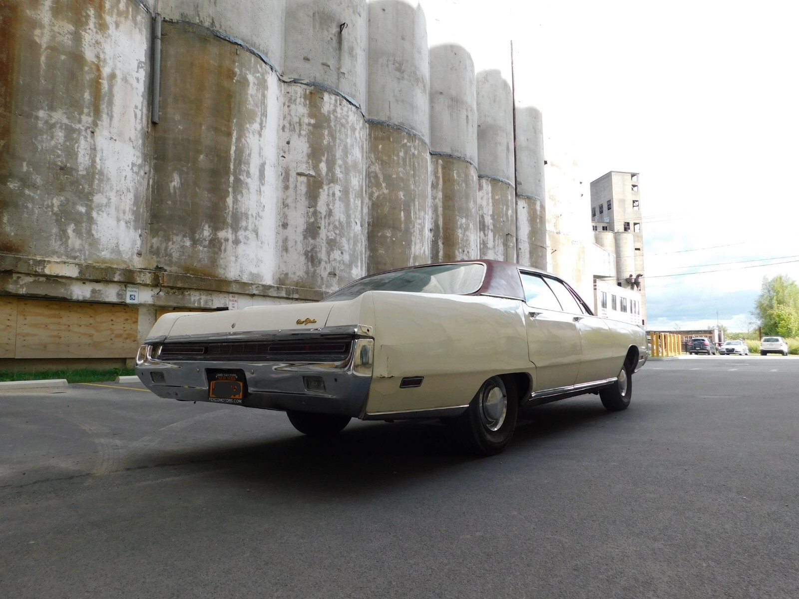 Chrysler-New-Yorker-1969-Sedan-4