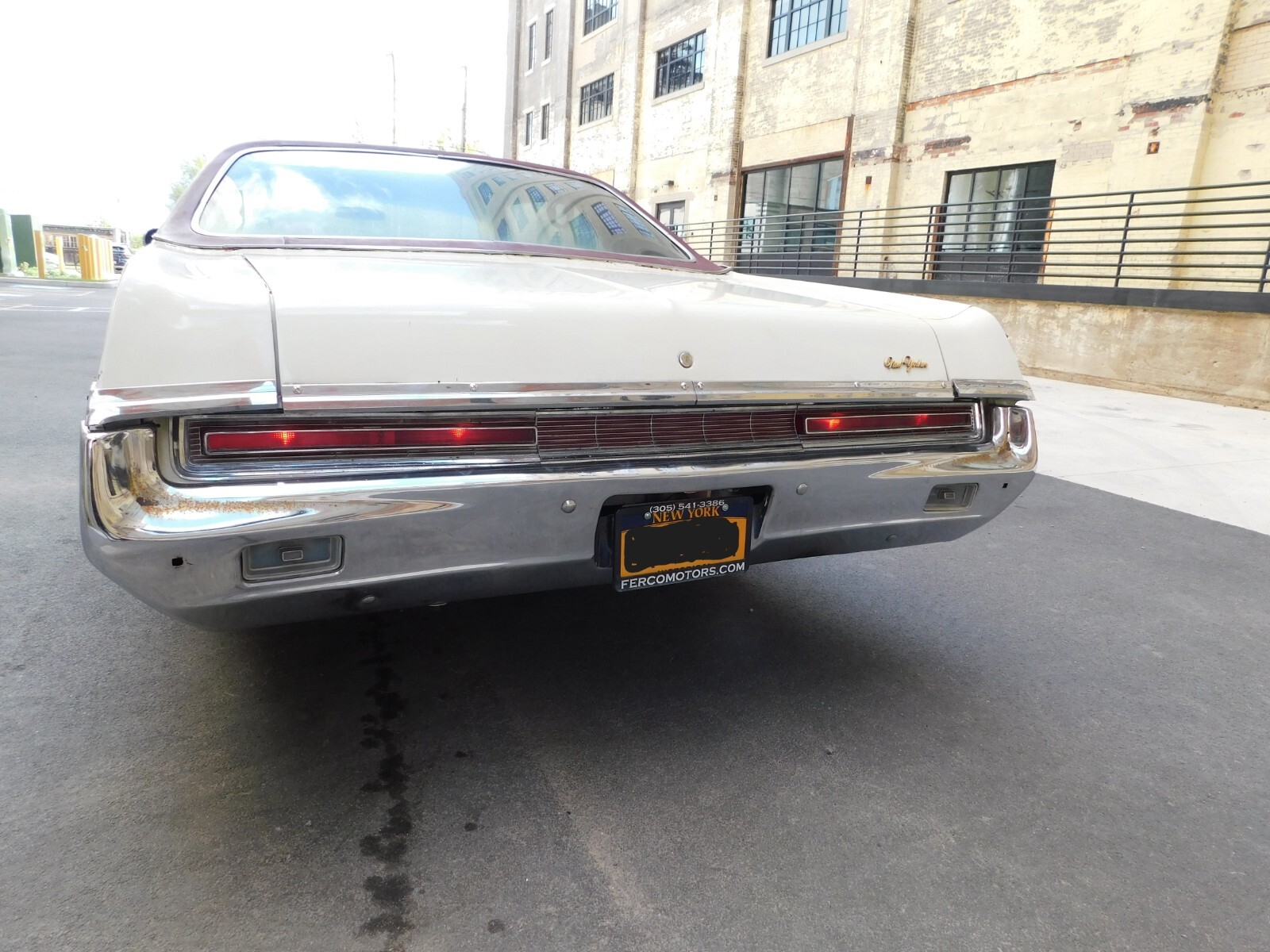 Chrysler-New-Yorker-1969-Sedan-5