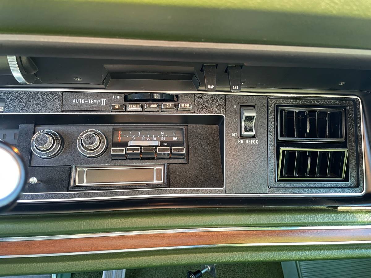 Chrysler-New-yorker-1973-green-15