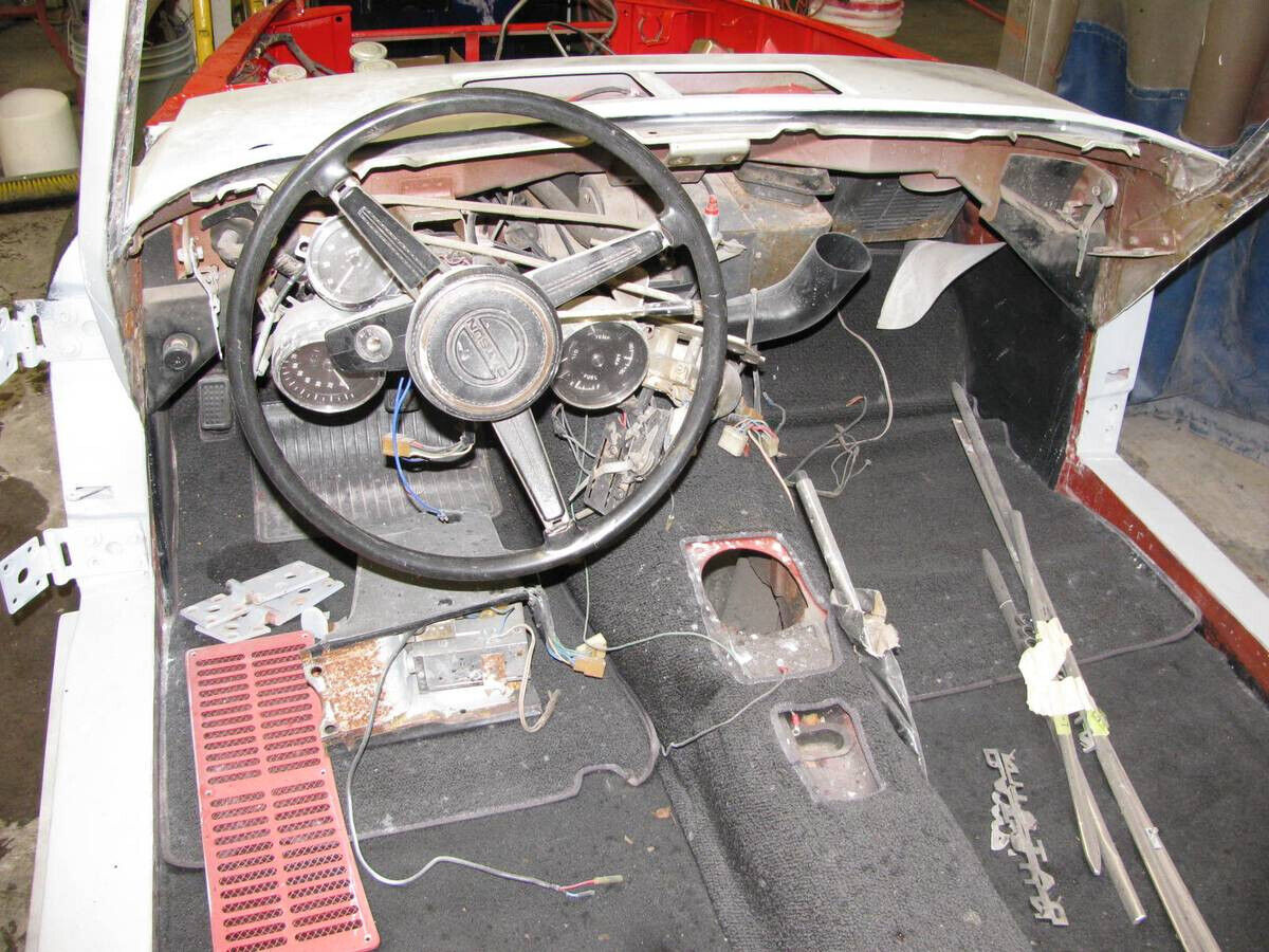 Datsun-Roadster-1969-Coupe-16