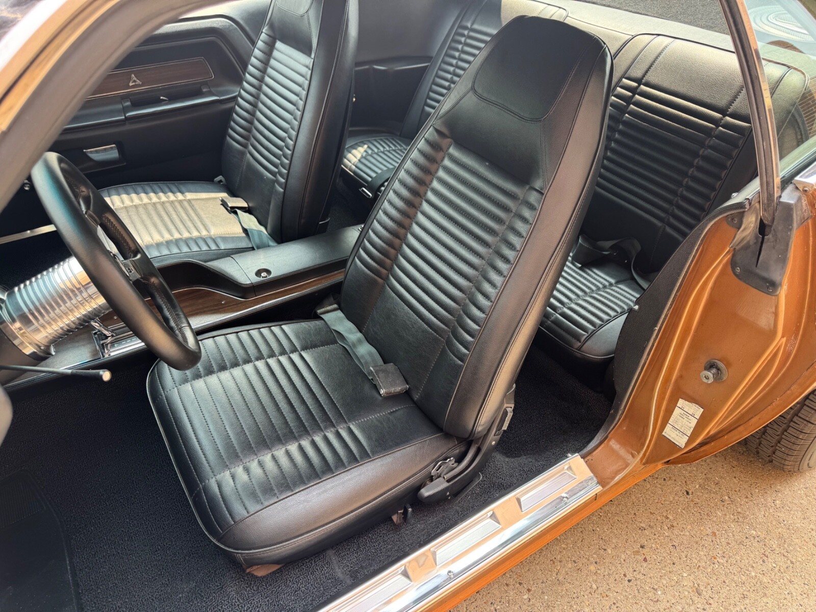 Dodge-Challenger-1970-Coupe-27