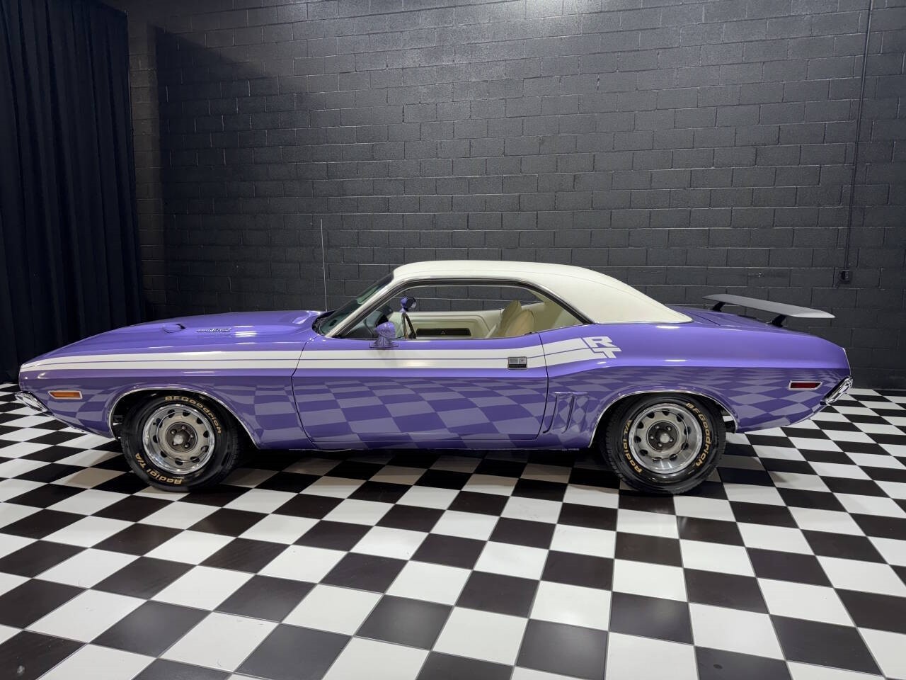 Dodge-Challenger-1971-Coupe-10