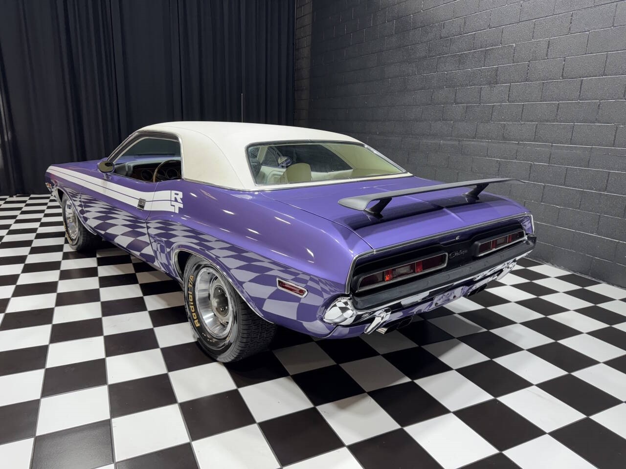 Dodge-Challenger-1971-Coupe-11
