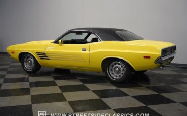 Dodge-Challenger-1972-Coupe-10
